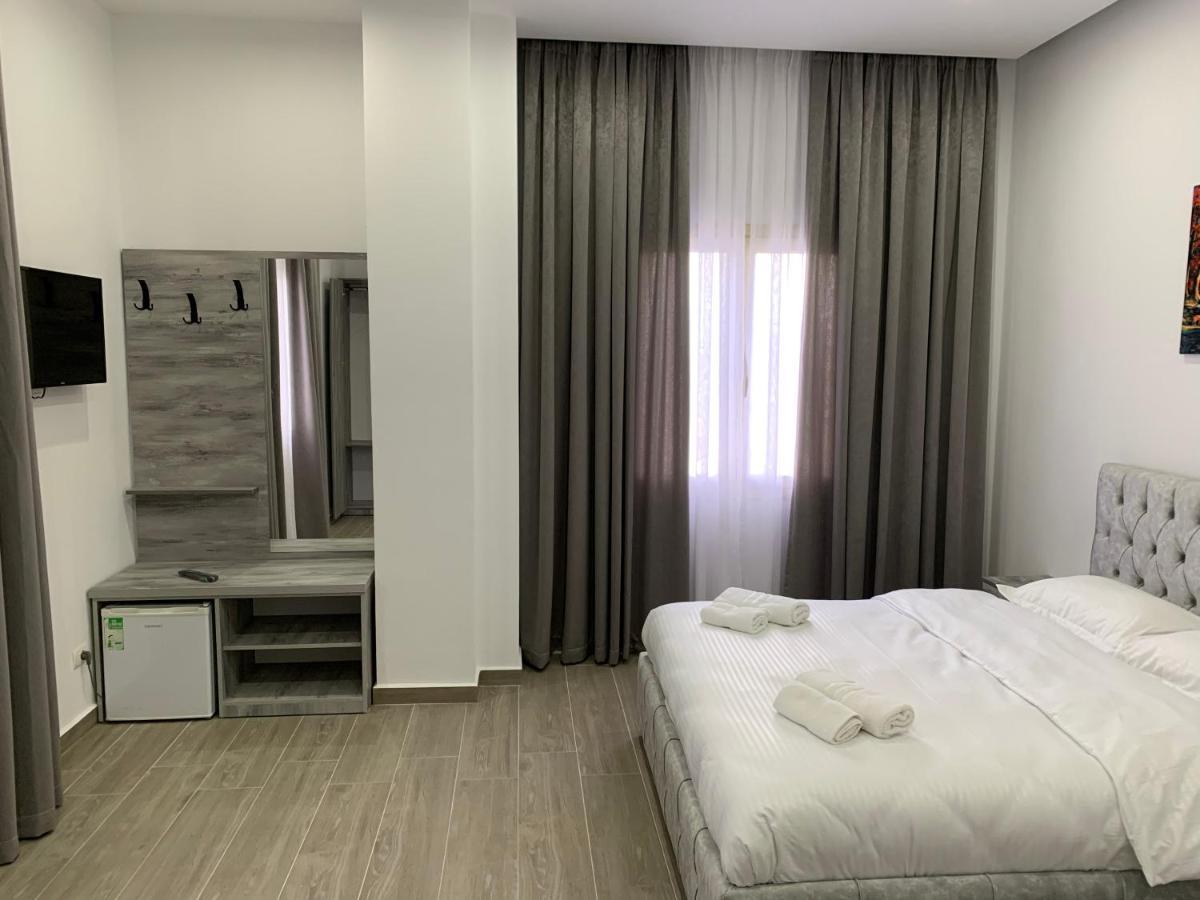 Hotel Restaurant Deso Shijak Luaran gambar